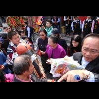 張花冠和議長張明達發紅包　宣傳台灣燈會
