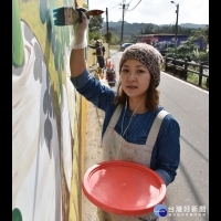 女子獨自彩繪壁畫　路人送上食物打氣