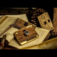 還記得當年使用「傻瓜機」的日子嗎？黃銅與木材打造的復古相機