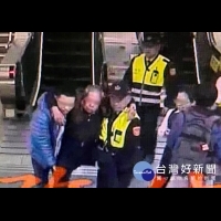 老翁捷運站電扶梯跌倒　機靈警即刻救援