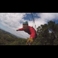 哥斯大黎加非玩不可的活動？在長3400英呎、高600英呎的高山繩索上，僅倚靠三條繩子滑行...