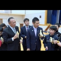 台日「好蕉情」！ 林聰賢帶台灣蕉訪視日本小學