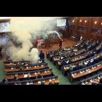 科索伏議員阻邊界協議表決 國會丟擲催淚彈