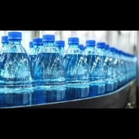 是否需要當心瓶裝水中的塑料微粒嗎？
