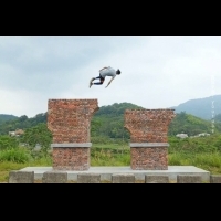 古蹟上「跑酷」 男爬龍騰斷橋po網遭罵翻