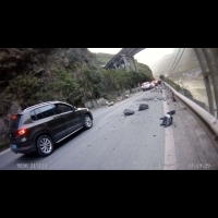 重慶山區大量落石掉公路 汽車行經超驚險