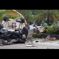失控撞樹飛越分隔島 撞上無辜車輛釀2傷