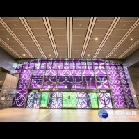 高鐵站大型視覺藝術窗貼　令人耳目一新