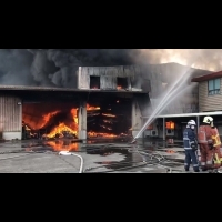 新竹工廠大火 烈焰沖天兩千坪廠房全毀
