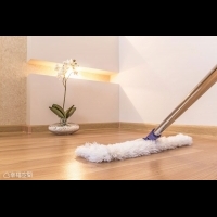 如何延長你家木地板的使用壽命？正確的清潔保養法，學起來...