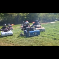 改裝「割草機」上路囉！英國特殊割草機競速賽