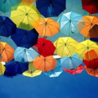 最繽紛的街道 葡萄牙的飄浮雨傘