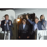 川普親自迎接三名獲北韓釋放的美國公民 感謝金正恩