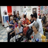 宏仁醫院憶起白首社區慶祝母親節　阿嬤開心展現笑容