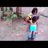駭人！兩小姑娘騎在蟒蛇上嬉鬧 網友嚇壞了｜#微博報報