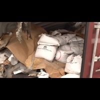 臭！港口食品櫃毀損 百噸黃豆曝曬五個月