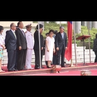 總統軍禮迎索羅門總理　副總統夫人險摔跤