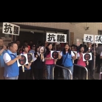 法院查封國民黨台南市黨部 大批支持者抗議