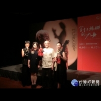 國寶藝師展現掌上功夫　陳錫煌+伍姍姍的戲夢人生-穿紅絲緞少女