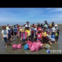 雲嘉南號觀光船首航活動　民眾登上外傘頂洲清除海洋垃圾