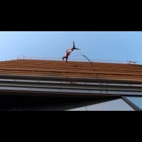 摩天大樓牆面能跳舞？高空舞團克服重力大挑戰