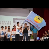 炎峰國小FLL機器人團隊出國比賽　林明溱為選手授旗打氣