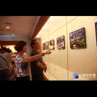 用鏡頭寫家鄉　劉志恆攝影個展以藍畫布揮灑鹿谷之美