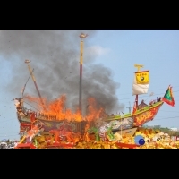 西港慶安宮香科燒王船　上千信眾隨行送千歲爺遊天河