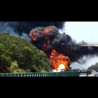 國道油罐車後輪起火 引燃油槽爆炸封路