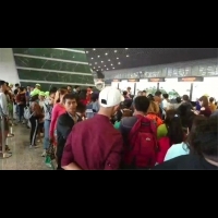 桃園機場電腦又傳當機 旅客擠爆出入境通關處