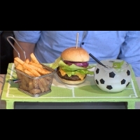 搶世足商機！這間餐廳推出超萌「足球漢堡餐」