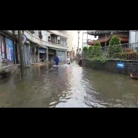 豪雨又逢大潮 東港王爺廟一帶水淹20公分