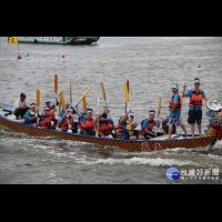 東石龍舟賽雨中開划　37隊水上競技