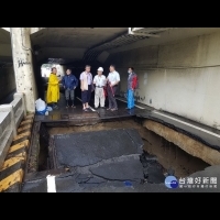 大雨掏空？台南林森地下機車道塌陷　3騎士當場摔車