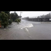 大雨狂炸台南市 機場旁道路成小瀑布