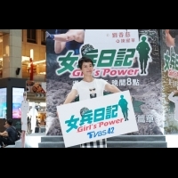 劉香慈三度演《女兵》，家裡也「連長魂」上身！來台北車站還可以拍照打卡，裝置物足足三層樓高...