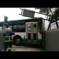快訊／公車衝撞消防隊停車場 機車遭撞毀