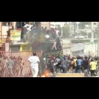 海地油價飆漲惹民怨！民眾縱火燒車示威