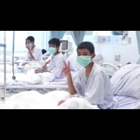 泰國足球隊醫院畫面、搶救過程首曝光 一男孩手比Ya