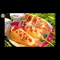 金黃色的麵衣伴隨著懷念的香味炸熱狗總能讓人回憶起遊樂園的美好｜日本便利商店尋寶團｜拆組製片