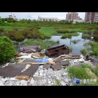東港鎮閒置空地遭棄置廢棄物　屏縣掌握違規行為人將依法開罰