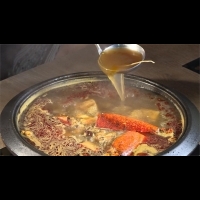 麻辣龍蝦石頭鍋 龍蝦紅油、蝦湯突顯海味