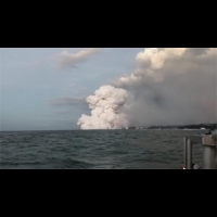 夏威夷火山熔岩炸裂 碎片砸觀光船23傷