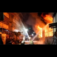 租車行大火波及7戶住宅 8輛車遭燒毀