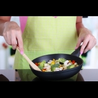 「葵花籽油」能食物帶有一點堅果味！抓住烹飪的幾個小訣竅：教你如何挑選與使用快炒鍋？
