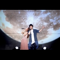 陳綺貞與五月天一起甜蜜「私奔到月球」　不僅手心對手心，還頭靠肩...