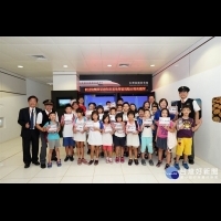 名導演吳念真換上列車長制服　帶領孩子們參觀台灣高鐵探索館