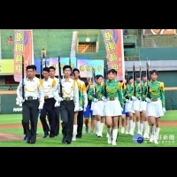 南寶樹脂集團支持職棒　「醫學搖籃」港明高中儀隊表演驚豔