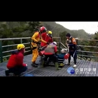 登山客單攻玉山滑落邊坡　直升機吊掛救援