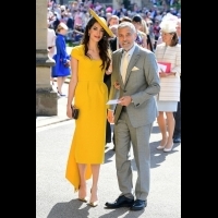 再度用黃洋裝稱霸全場！掌握喬治克隆尼老婆穿搭的3大法則，你也能一樣美～